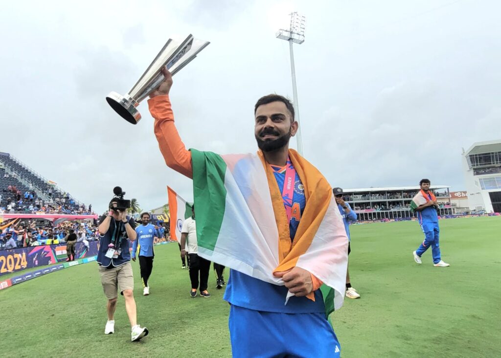 Virat Kohli with the ICC T20 WC Trophy 1024x732 VazXE2